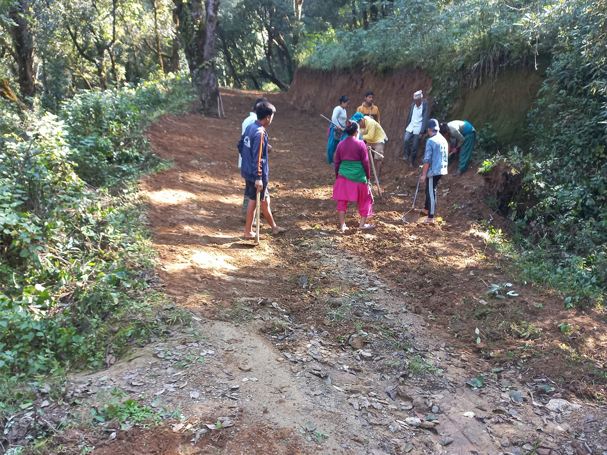 प्रधानमन्त्री रोजगार कार्यक्रमबाट सडक मर्मत तथा सफाई